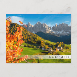 Postal Otoño en un paisaje Dolomita con iglesia