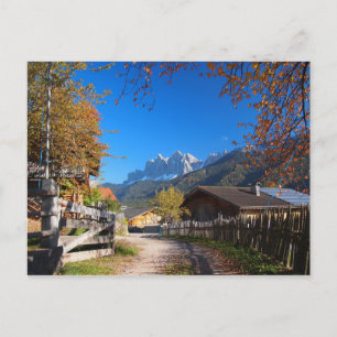 Postal Otoño en un pueblo de los Dolomitas en Italia