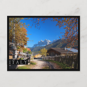 Postal Otoño en un pueblo de los Dolomitas en Italia