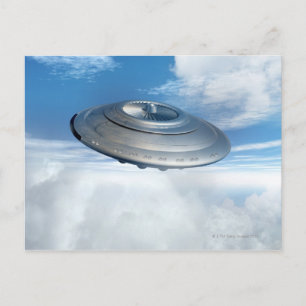 Postal OVNI sobrevolando cielos nublados.