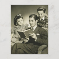 Padre leyendo al hijo