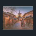 Postal Pagoda al atardecer en Kioto Japón<br><div class="desc">La pagoda de cinco pisos es del Templo Hokan en Kioto. La foto de la pagoda con dos chicas japoneses en kimono al atardecer es un regalo maravilloso para la gente que aprecia los hermosos paisajes y la cultura asiática.</div>