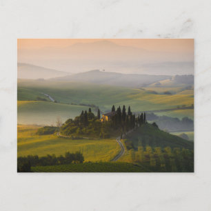 Postal paisaje de colinas de Toscana al amanecer