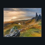 Postal Paisaje de las colinas rocosas de Escocia<br><div class="desc">Fotografía de un paisaje pintoresco en Escocia. Coloridas colinas,  grandes piedras rocosas y montañas con un cielo luminoso.</div>