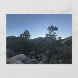 Postal Paisaje de Montañas Rocosas al Anochecer