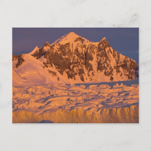 Postal paisaje montañoso glacial congelado a lo largo de