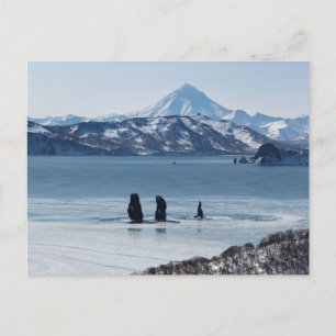 Postal Paisaje: tres islas rocosas en bahía y volcán