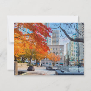 Postal Paisaje urbano de Seattle y árbol de arce rojo en