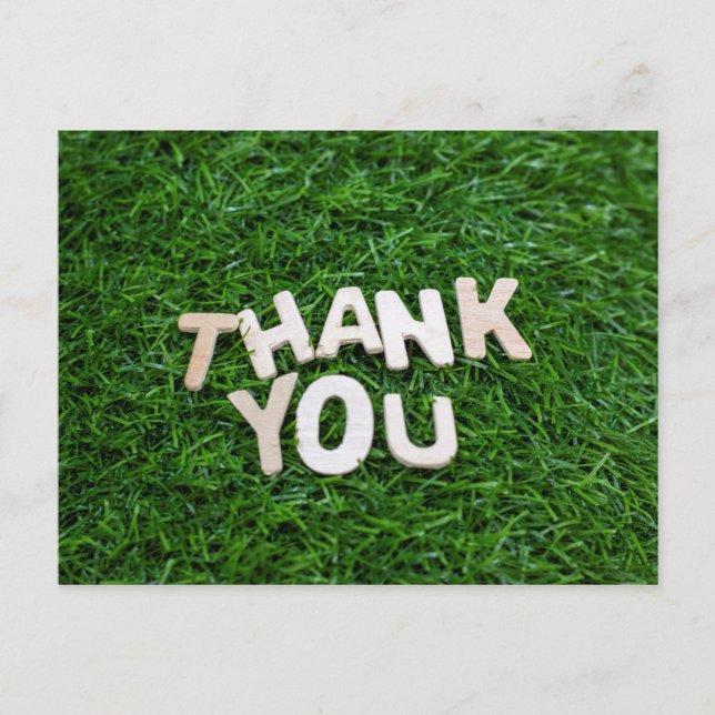 Postal Palabra agradecer en fondo de hierba verde (Anverso)