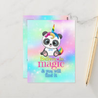 Panda mágico unicornio sobre fondo arco iris
