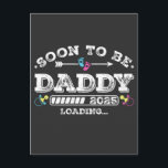 Postal Papá Pronto 2025 Cargando<br><div class="desc">Papá Pronto 2025 Cargando Ascendido a Papá Diseño Gráfico Divertido Regalo Postal Estándar Colección Clásica.</div>