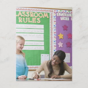 Postal Papel de chicas de calificación docente en aula