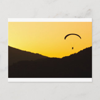 Postal parapente al atardecer