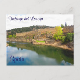 Postal Paredes del castillo rodeando un pequeño pueblo en
