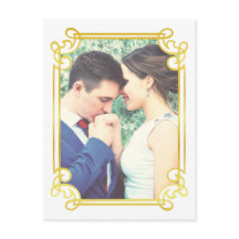 Pareja comprometida con marco vertical