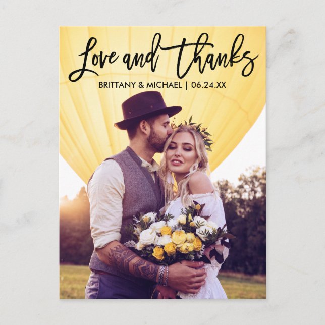 Postal Pareja de amor de boda con letra de pincel moderna (Anverso)