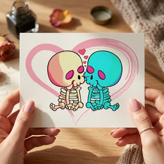 Postal Pareja de esqueletos románticos besándose en un co (Romantic Skeleton Couple Kissing in Pink Heart. Postcard)