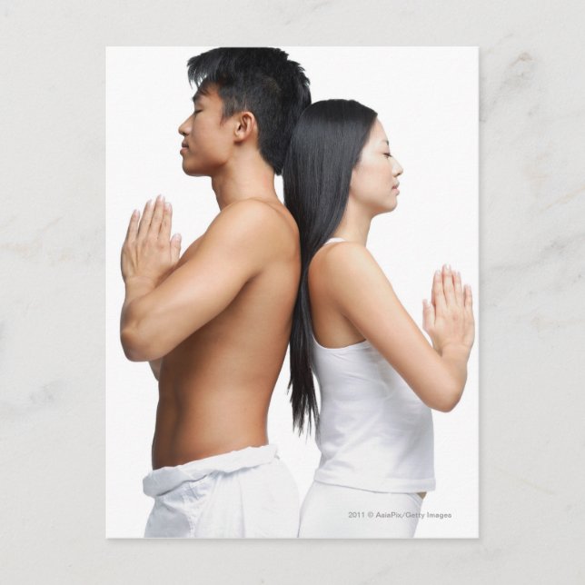 Postal Pareja de pie atrás en posición de yoga (Anverso)