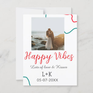 Postal Pareja de vacaciones con vibraciones felices nombr
