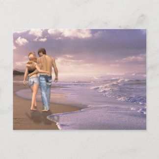 Postal Pareja enamorada caminando sobre la playa al atard
