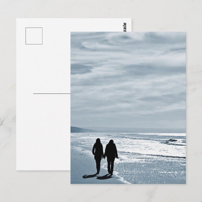 Postal Pareja lesbiana camina codo a codo en una playa de (Anverso / Reverso)