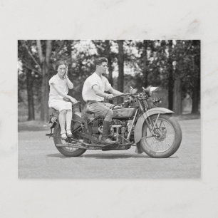 Postal Pareja montando motocicleta, 1928