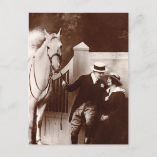 Postal Pareja romántica con caballo gris