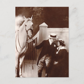Postal Pareja romántica con caballo gris