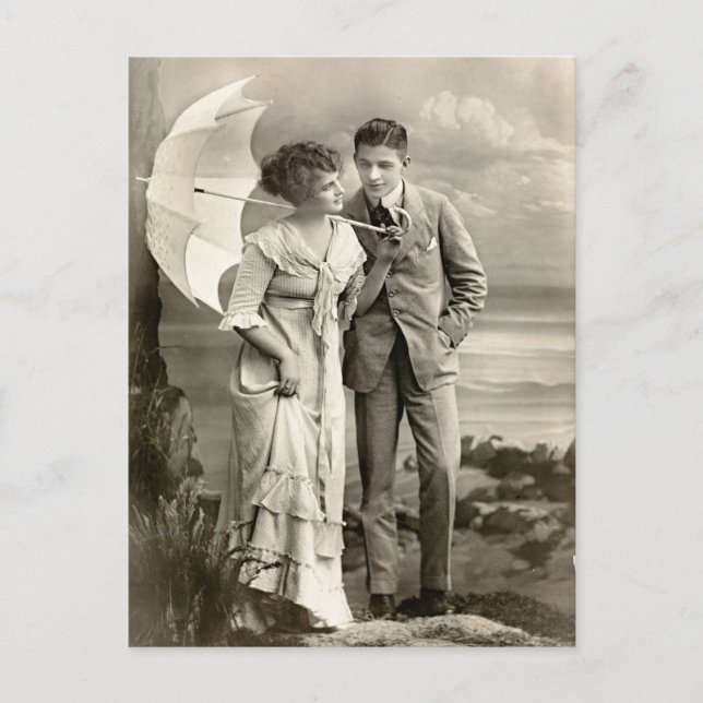 Postal Pareja romántica vintage con parasol (Anverso)