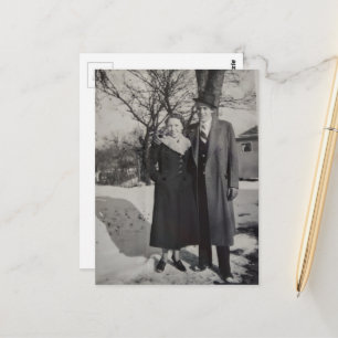 Postal Pareja vintage en blanco y negro de pie en la niev