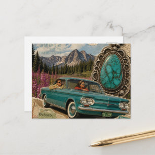 Postal Pareja Vintage en Coche sobre Mapa en las Montañas