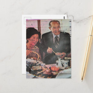 Postal Pareja Vintage Feliz Comiendo