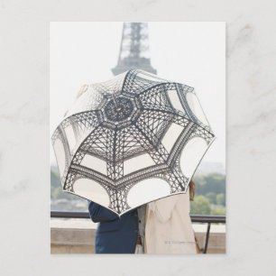 Postal Pares debajo de un paraguas con la torre Eiffel