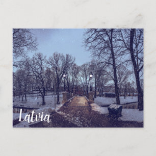 Postal Parque de la ciudad nevada de invierno por la noch