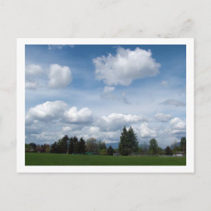 Postal parque de primavera, cielo azul y nubes blancas