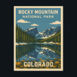Postal Parque nacional de las Montañas Rocosas Retro Vint<br><div class="desc">Captura el espíritu de la selva estadounidense con esta postal retro inspirada en viajes que presenta el Parque Nacional Rocky Mountain de Colorado. Esta pieza, inmersa en vibraciones nostálgicas y encanto vintage, es perfecta para los amantes de la aventura, los amantes de la naturaleza y los aficionados a la estética...</div>