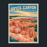 Postal Parque nacional del cañón Bryce de Viaje Vintage U<br><div class="desc">Explore la belleza intemporal del Parque Nacional del Cañón Bryce de Utah con este diseño retro temático. Inmerso en vibraciones nostálgicas y encanto vintage, este diseño captura los icónicos hoodoos naranjas del parque y las amplias vistas en una estética retro que recuerda a los afiches de viajes clásicos de antaño....</div>