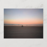 Paseo en bicicleta de playa antes del amanecer