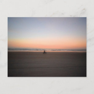 Postal Paseo en bicicleta de playa antes del amanecer