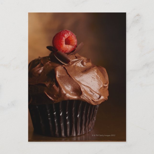 Postal Pastel de chocolate con un trozo de frambuesa (Anverso)