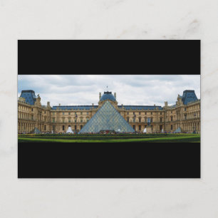 Postal Patio del Museo del Louvre con la Pirámide