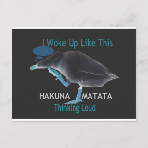 Postal Pato con texto 'Me desperté así' y 'Hakuna Matata'