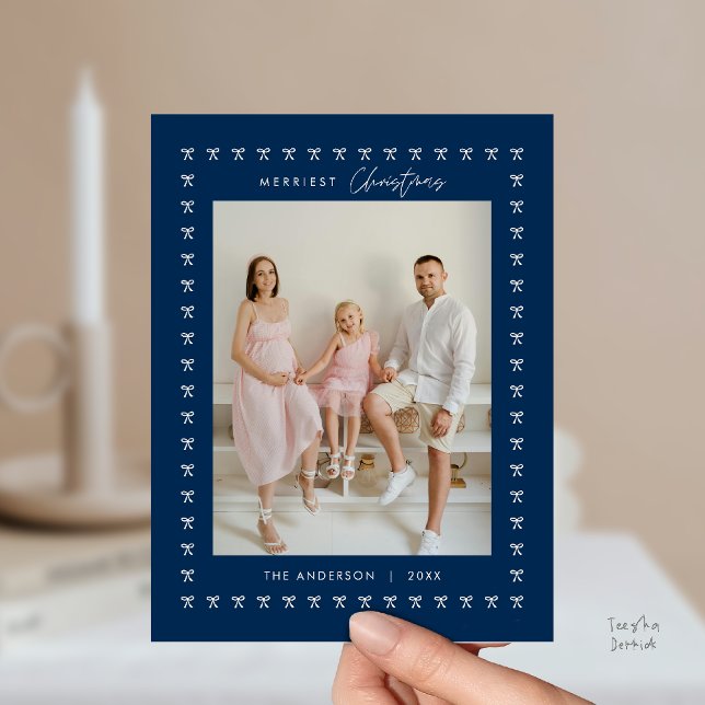 Postal Patrón de lazo azul de la Marina moderna Foto de N (Modern Bow Pattern Family Photo Classy Elegant Christmas Postcard in Navy Blue Theme)