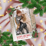 Postal Patrón de planchas de madera para huertas de perso<br><div class="desc">Único, elegante, de moda, bonito y decoración de temporada Navidades de vacaciones y tarjeta de felicitaciones de Año Nuevo Feliz. El texto de Saludos de la Temporada Cute y el espacio para personalizar o personalización con una foto y el nombre de familia o los nombres de su elección. Con bayas...</div>