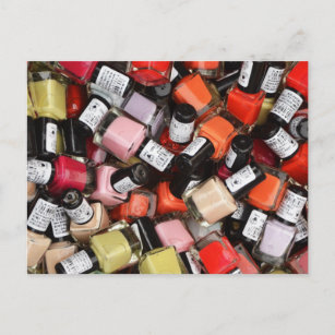 Postal Patrón polaco colorido de uñas en la sala de manic