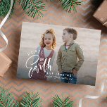 Postal Paz en la Tierra | Foto de feriado de Navidades<br><div class="desc">Envíe saludos de vacaciones con estas modernas postales de Navidades fotográficos que incluyen su paisaje favorito o foto orientada horizontal con un texto de tipografía en blanco con la cita "Paz en la Tierra". Personaliza con tus nombres y el año que viene.</div>