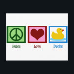Postal Peace Love Ducks<br><div class="desc">Un regalo de bonito perfecto para alguien que ama los patos o los regalos amistosos. Un signo de paz verde,  corazón rojo y un lindo pato amarillo de goma.</div>