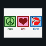 Postal Peace Love Karate<br><div class="desc">Signo de paz,  corazón y un instructor de karate tocando un genial tiro de artes marciales. Regalo de Peace Love Karate.</div>