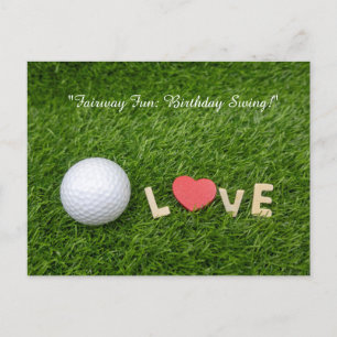 Postal Pelota de golf en césped verde para el cumpleaños