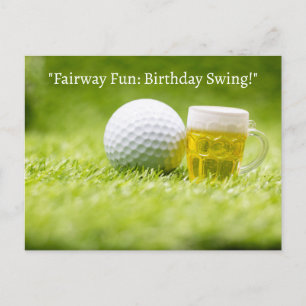 Postal Pelota de golf en césped verde para el cumpleaños